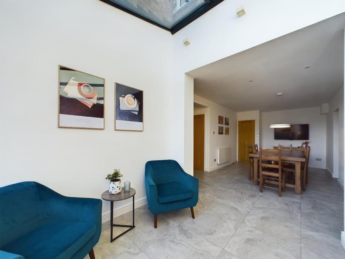 Sleek And Spacious In The Park Cheltenham